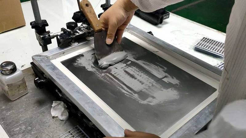 apply solder paste on pcb.jpg