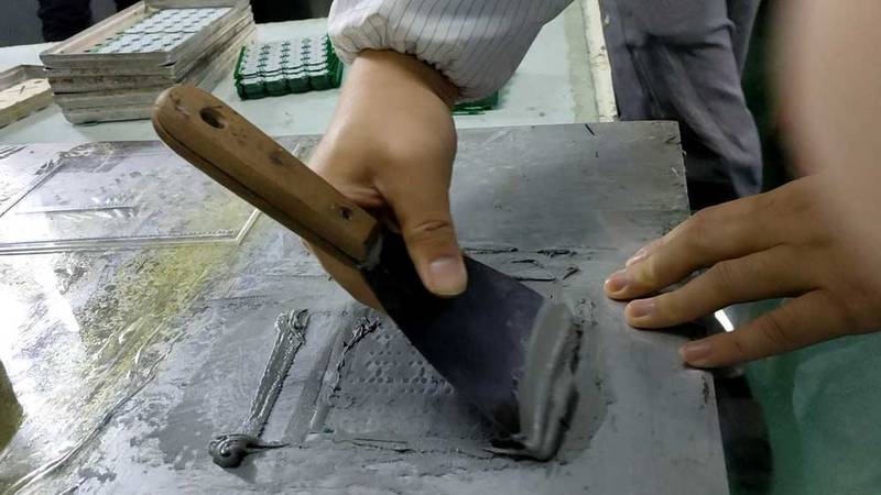 apply solder paste to pcb.jpg