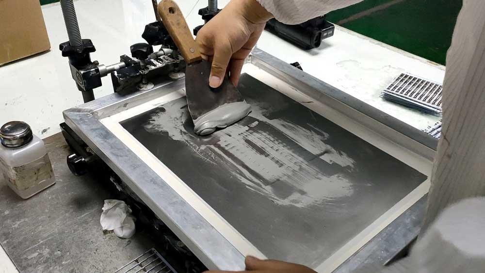 apply solder paste on pcb.jpg