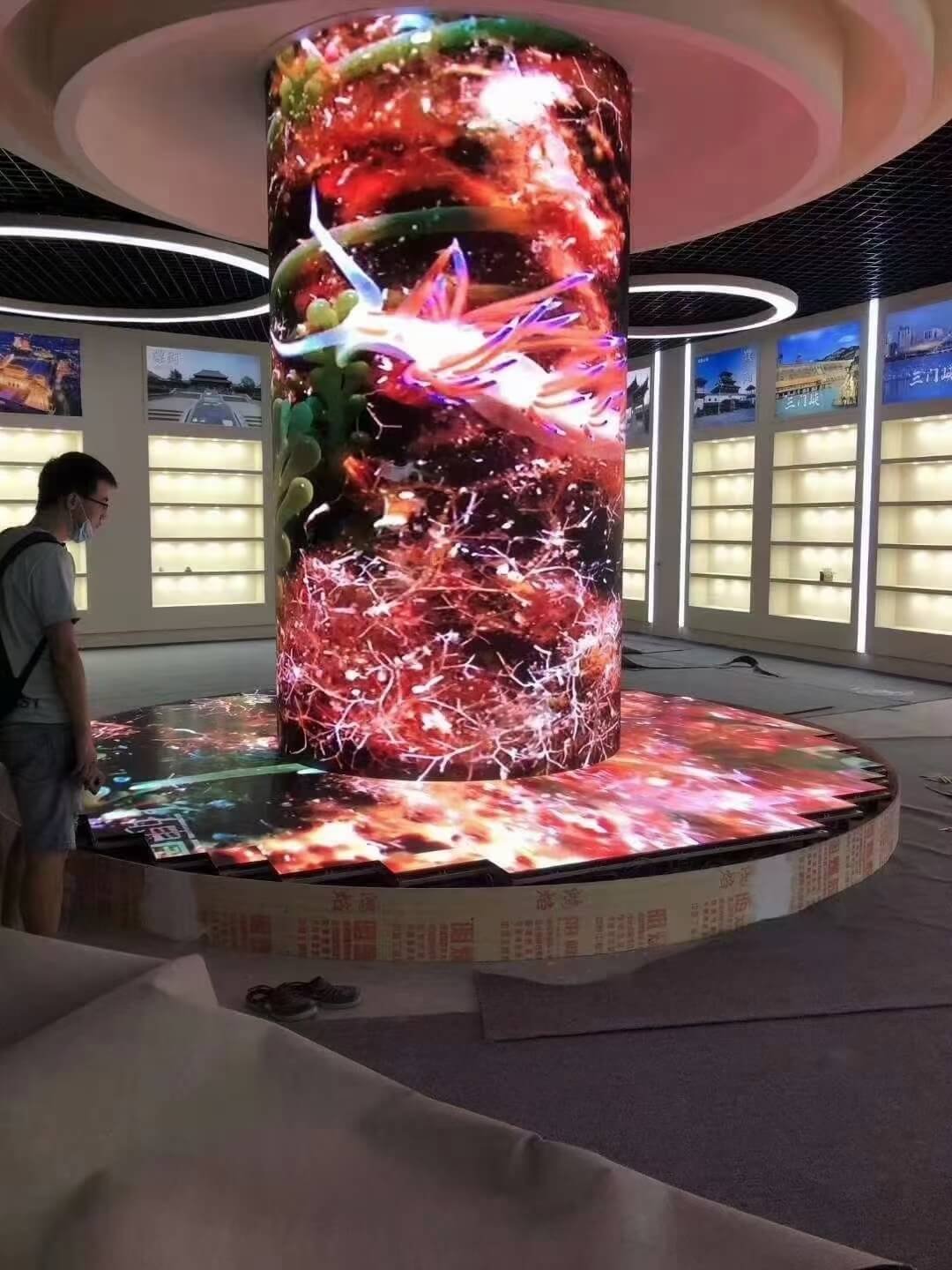 immersive 360° column with flexible led display
