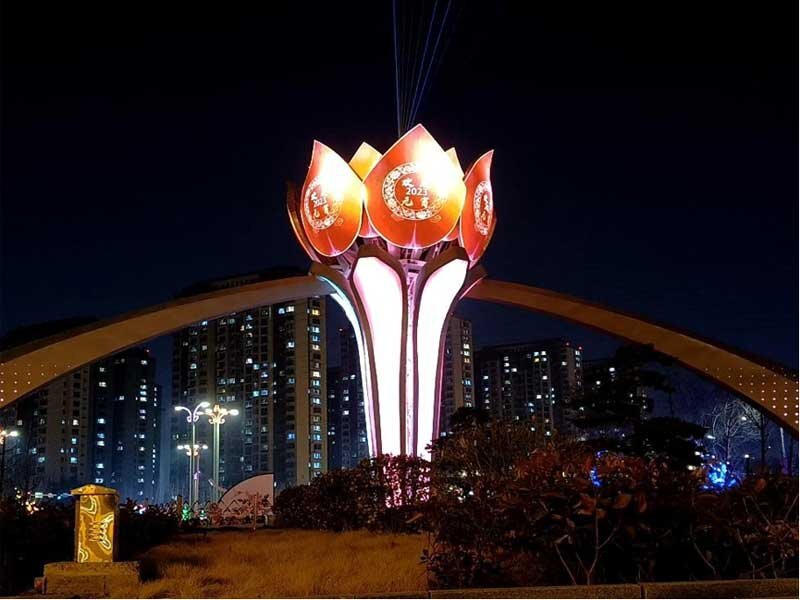14-meter high kinetic LED rose sculpture at Yuejili Park featuring mechanical blooming petals and custom P4 modules.